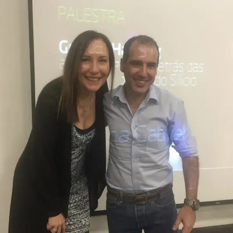 Roberto Calderon ao lado de Martha Gabriel em painel de tecnologia