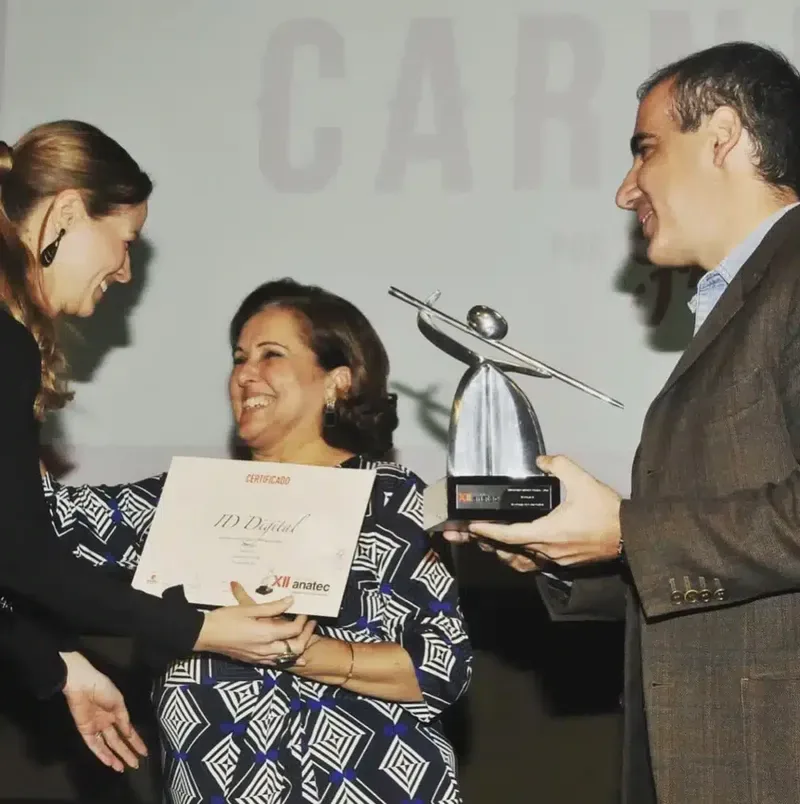 Roberto Calderon recebendo premiação do setor de e-commerce