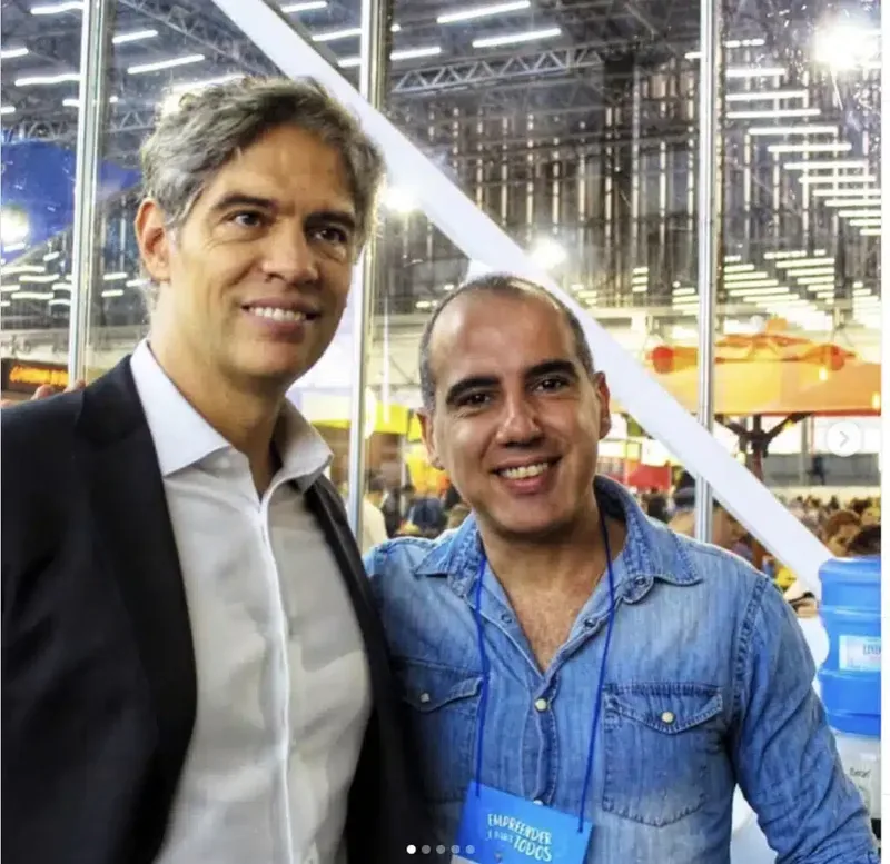 Roberto Calderon ao lado do economista Ricardo Amorim em evento do setor